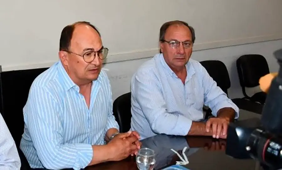 Mientras Fernando Espinoza denuncia que “el mes tiene doce días”, Federico Susbielles reclama más acompañamiento para Bahía Blanca y los intendentes radicales rechazan alinearse tanto con Axel Kicillof como con Javier Milei. Desde distintos espacios políticos, los municipios empiezan a marcar diferencias con la Casa Rosada.
